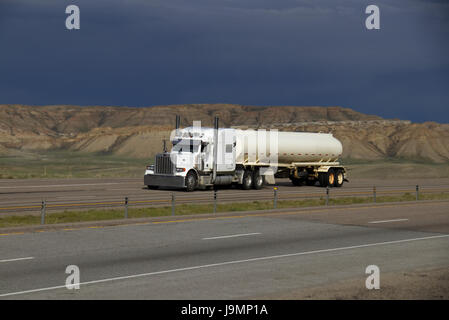 Klassische semi-LKW ziehen weiß Tanker Trailer unten eine ländliche uns Interstate. Alle Markierungen entfernt. Stockfoto