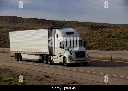 Große Lastwagen (LKW) reisen hinunter eine ländliche American Highway. Die meisten Markierungen und Marken wurden entfernt. Stockfoto