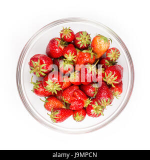 Frische rohe Gesunde Ernährung Erdbeeren Obst im Glas Schüssel, isoliert auf Weiss. Ansicht von oben, flach. Stockfoto