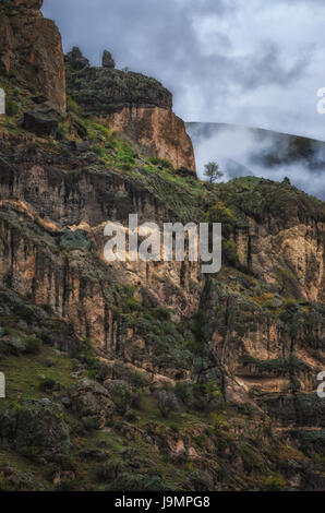 Fantastische Aussicht auf grüne Bäume wachsen auf steilen Klippen in georgischen Bergen in der Nähe von Vardzia Stadt. Schöne Berglandschaft. Stockfoto