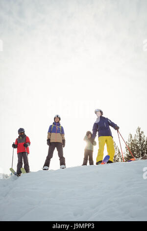 Familie stehen zusammen auf schneebedeckten Alpen im winter Stockfoto