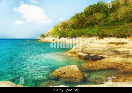 Blick auf die Felsen der Bäume Meer in Phuket. Stockfoto