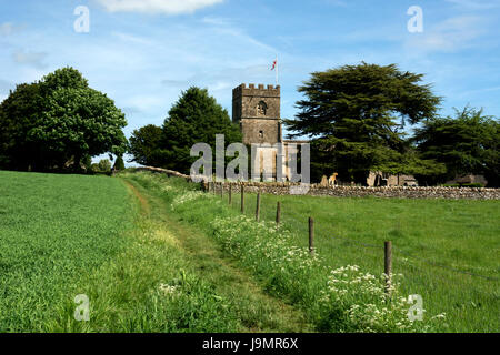 Guiting Power Kirche gesehen von der Wächter Weg Fußweg, Gloucestershire, England, UK Stockfoto