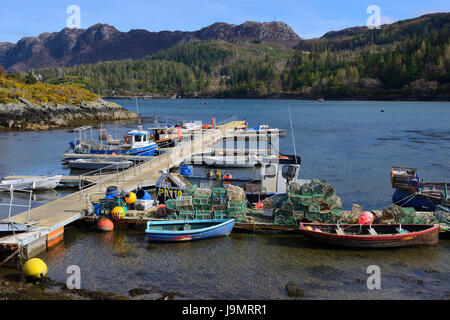 Fischerboote im Hafen von Plockton am Loch Carron, Highland Region, Schottland Stockfoto