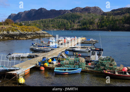 Fischerboote im Hafen von Plockton am Loch Carron, Highland Region, Schottland Stockfoto