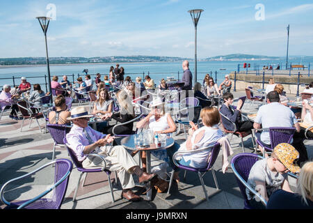 Outdoor, Sitzgelegenheiten, bei Verdis, Italienisch, Eis, Café, Restaurant, Mumbles, Gower Halbinsel, Swansea, Swansea Bay, West Wales,Wales,Welsh,U.K.,UK,GB,Europe Stockfoto