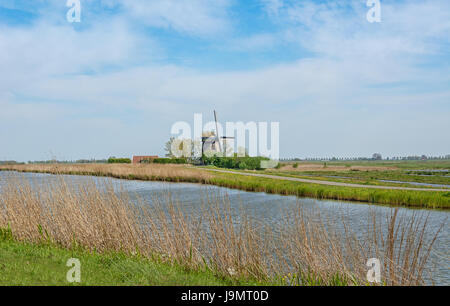 Typische holländische Polderlandschaft mit Mühle und Kanal Stockfoto