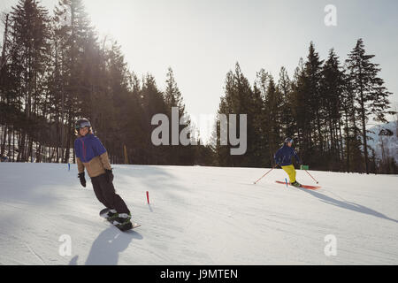 Paar Ski im Winter auf verschneiten Alpen Stockfoto
