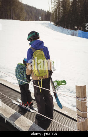 Mutter und Tochter, Skifahren im Winter auf Förderband Stockfoto