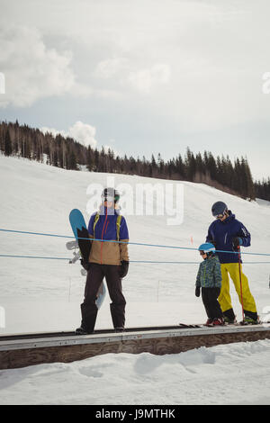 Familie, Skifahren im Winter auf Förderband Stockfoto