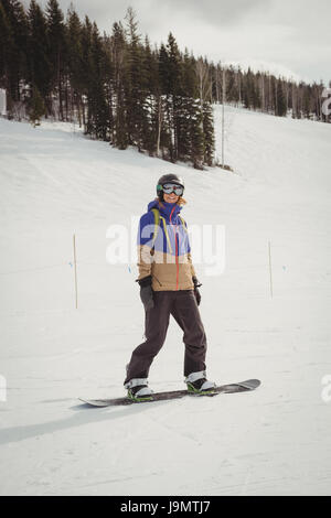 Glückliche Frau Skifahren im Winter auf verschneiten Alpen Stockfoto