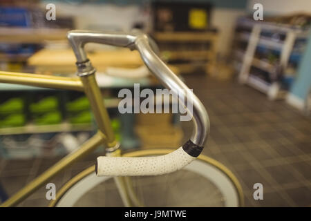 Oldtimer Fahrradlenker beim Workshop hautnah Stockfoto