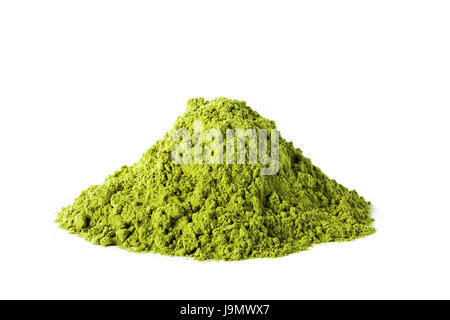 Haufen von grünen Matcha Teepulver isoliert auf weißem Hintergrund Stockfoto