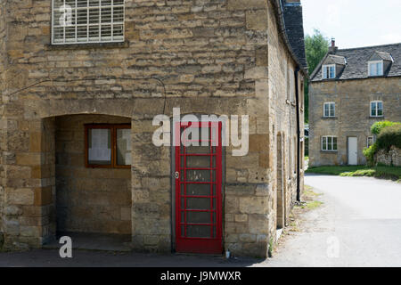 Telefon-box Guiting Power Village, Gloucestershire, England, UK Stockfoto