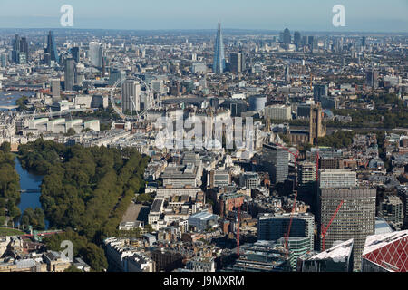 Luftbild auf der Süd-Ost Suche quer durch die Stadt vom Buckingham Palace an der Skyline von London und berühmte Sehenswürdigkeiten. Stockfoto