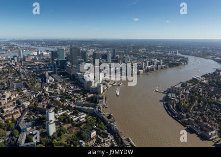 Luftaufnahme von den großen kommerziellen Gebäuden in Canary Wharf, Isle of Dogs, Tower Hamlets, East London Stockfoto