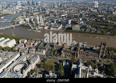 Luftaufnahme des Palace of Westminster bedeckt derzeit im Gerüstbau repariert. Allgemein bekannt als die Houses of Parliament in London, UK Stockfoto