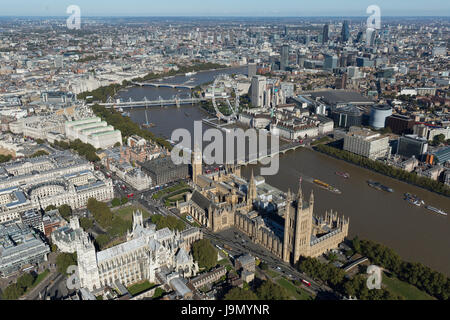 Luftaufnahme des Palace of Westminster bedeckt derzeit im Gerüstbau repariert. Allgemein bekannt als die Houses of Parliament in London, UK Stockfoto