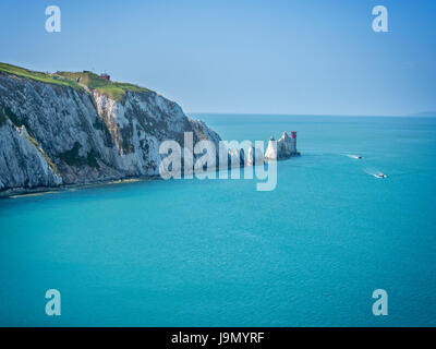 Die Nadeln - ist eine Reihe von drei markanten Stapel von Kreide, die aus dem Meer aus dem westlichen Ende der Isle Of Wight, Großbritannien, in der Nähe von Alaun Stockfoto