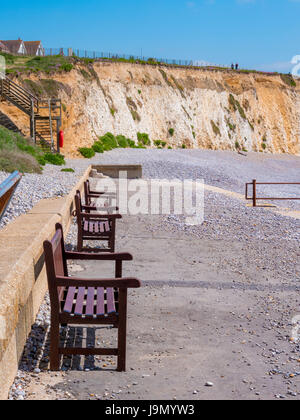 Bänke am Strand von Isle Of Wight im Sommer, England, UK. Erste Bank im Fokus Stockfoto