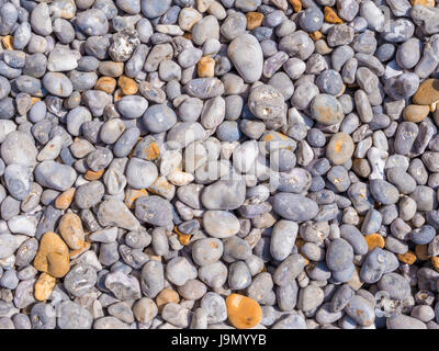 Hintergrund der glatte Kieselsteine in verschiedenen Farben und Größen am Strand Stockfoto