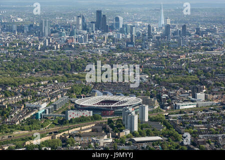 Emirates Stadium in Highbury, London, England, der Heimat der Premier Liga, Arsenal Football Club. Zeigt die Skyline von London über Stockfoto