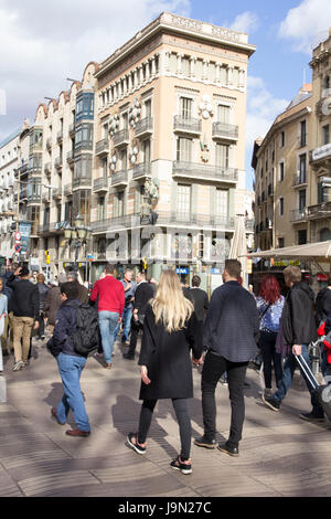 La Rambla - oder Las Ramblas - ist eine lebendige 1,2 km lange meist autofreie Promenade mit Cafés, Geschäften und Blumenläden in Barcelona, Spanien gefüttert Stockfoto