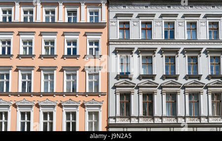 alte Häuser mit Stuck in Berlin Kreuzberg zu schleppen Stockfoto