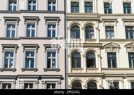 alte Häuser mit Stuck in Berlin Kreuzberg zu schleppen Stockfoto