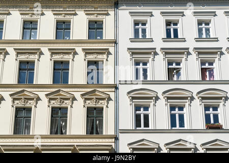 alte Häuser mit Stuck in Berlin Kreuzberg zu schleppen Stockfoto