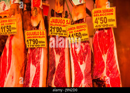 Barcelonas höhlenartigen Markt La Boqueria ist berühmt für seine Jamon Iberico, der wohl weltweit besten schmeckenden Schinken, benannt nach einem Schwarzen iberischen Schwein. Stockfoto
