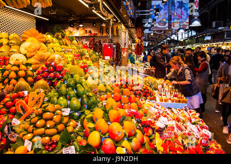 Appetitlich zeigt an Obst, Gemüse, Nüsse, Süßigkeiten, Fleisch, Fisch und Käse Besucher Grüße zum ausbreitenden Markt La Boqueria in Barcelona, Spanien. Stockfoto