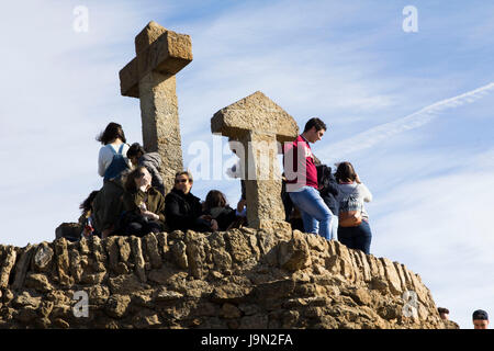 Ein steinernes Kreuz & Pfeil markiert den Höhepunkt der Park Güell, einem weitläufigen öffentlichen Park der Gärten & architektonische Elemente von Gaudi in Barcelona entworfen. Stockfoto
