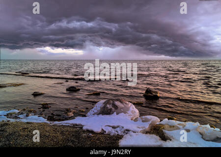 Runde Gewitterwolken über See in Wintertag Stockfoto