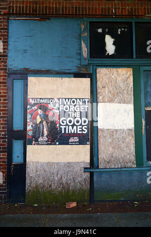 Ich werde nicht die guten Zeiten Plakat Werbung lokalen Rockband All Time Low auf vergessen mit Brettern vernagelt Gebäude, Baltimore, Maryland, USA Stockfoto