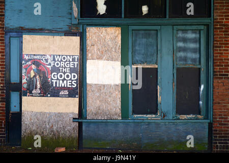 Ich werde nicht die guten Zeiten Plakat Werbung lokalen Rockband All Time Low auf vergessen mit Brettern vernagelt Gebäude, Baltimore, Maryland, USA Stockfoto