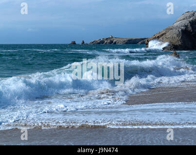 Flut am Strand von Port Rhu, wilde Küste der Halbinsel Quiberon (Morbihan, Bretagne, Frankreich). Stockfoto