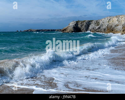 Flut am Strand von Port Rhu, wilde Küste der Halbinsel Quiberon (Morbihan, Bretagne, Frankreich). Stockfoto