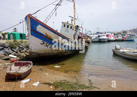 Costa de la Luz Isla Canela moralische und Cristina Aufgegeben zerstört Holz Fischerboot Strände Stockfoto