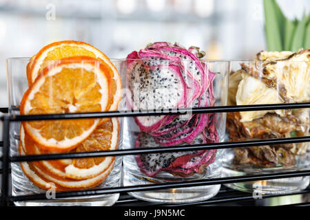 Scheiben von getrockneten Früchten. Orange, Drachenfrucht und Ananas. Natürliche Bio-vegetarisches Essen. Stockfoto