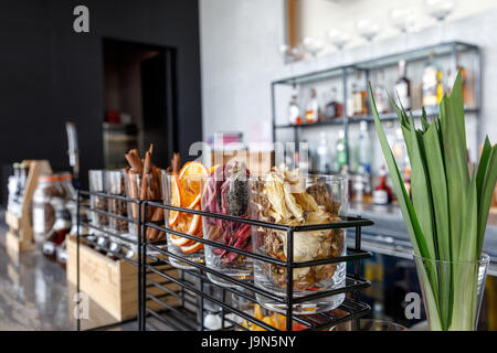 Scheiben von getrockneten Früchten. Orange, Drachenfrucht und Ananas. Natürliche Bio-vegetarisches Essen. Stockfoto