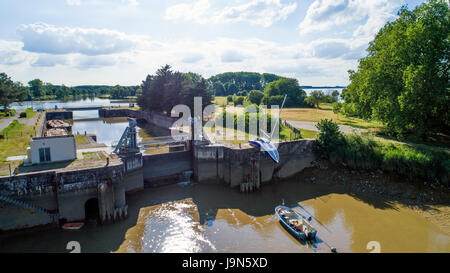 Sperren des Canal De La Martinière, in der Nähe von Le Pellerin, Frankreich und das Bateau Mou von Erwin Wurm Stockfoto