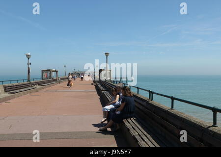 Touristen auf Deal Pier in Kent Stockfoto