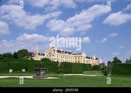 Französischer Park und Schloss Lednice in Mähren. Stockfoto