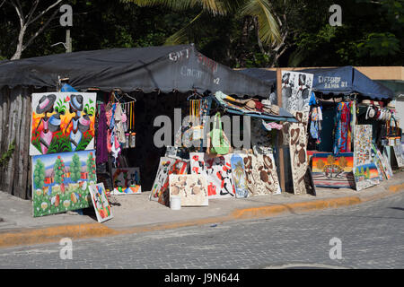 Lokale Kunst und Souvenirs verkauft auf der Straße vom Hafen von Bayahibe, Dominikanische Republik Stockfoto