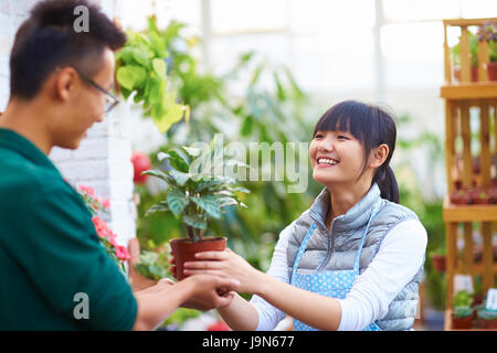 Young Asian männlichen Floristen haben Gespräch mit seinen Kunden im Shop Stockfoto