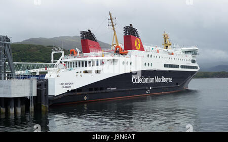 Passagier- und Autofähre MV Loch Seaforth in den Hafen von Ullapool, Highlands, Schottland, UK Stockfoto