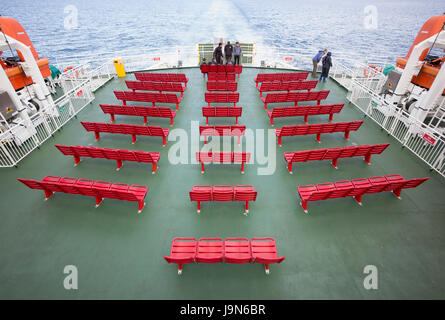 Aft Deck und der Passagier- und Autofähre MV Loch Seaforth als er durchquert den Minch zwischen Ullapool und Stornoway. Schottland, Großbritannien Stockfoto