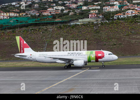 Airbus A320 vom TAP Portugal Airlines am Flughafen Madeira, in der Nähe von Fuchal, kürzlich umbenannt in Christiano Ronaldo International Airport. Abnehmen Stockfoto