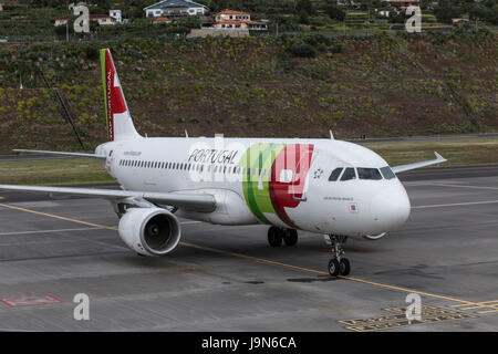 Airbus A320 von TAP Portugal Airlines am Flughafen von Madeira, in der Nähe von Fuchal, vor kurzem umbenannt Christiano Ronaldo International Airport Stockfoto